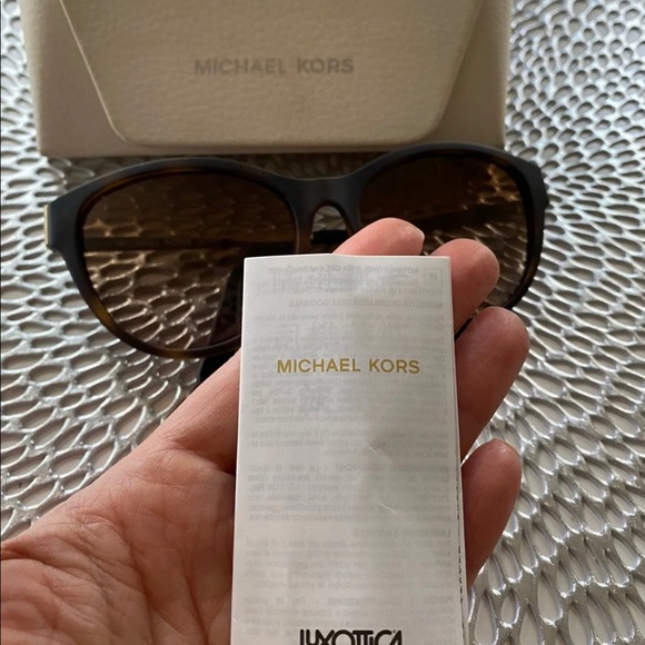 Like New Michael Kors sunglasses - Picture 5 of 5